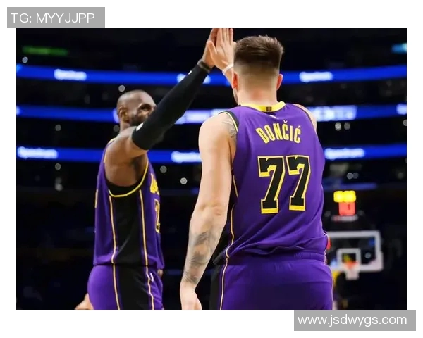 洛杉矶湖人队五连胜遭亚特兰大老鹰终结，詹姆斯30分难救主